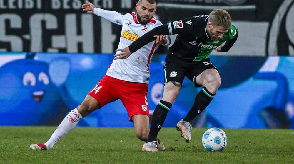 Robin Ziegele (l) bleibt bei Jahn Regensburg. (Archiv Bild) / Foto: Armin Weigel/dpa