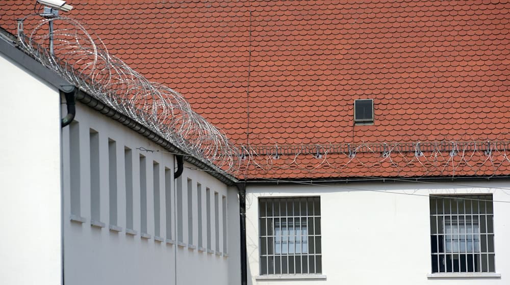 Die Justizvollzugsanstalt im schwäbischen Kaisheim. Gegen einen Beamten des Gefängnisses wird ermittelt, weil er Häftlingen Mobiltelefone in die Anstalt geschmuggelt haben soll. (Archivbild) / Foto: picture alliance / dpa