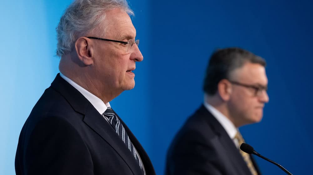 Joachim Herrmann (links) und Florian Herrmann nehmen nach der Kabinettssitzung an einer Pressekonferenz teil.  / Foto: Sven Hoppe/dpa