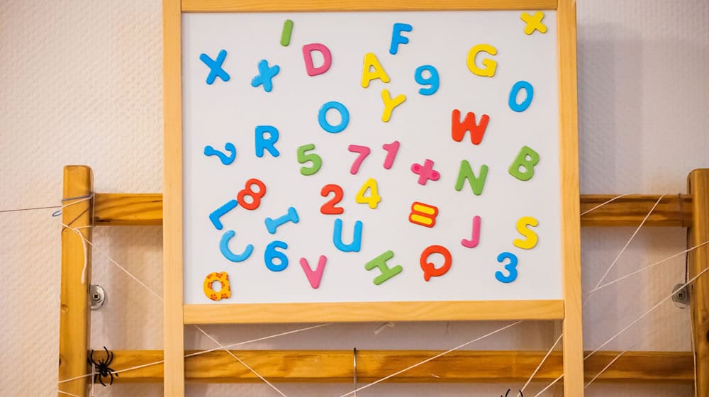 Heuer gibt es in Bayern erstmals verpflichtende Sprachstandserhebungen für angehende Vorschulkinder. (Symbolbild) / Foto: Christoph Soeder/dpa