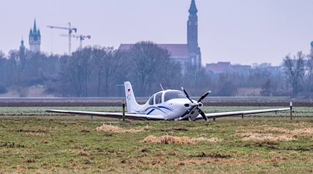 Bei der Notlandung eines Kleinflugzeuges entstand ein Schaden im fünfstelligen Bereich. / Foto: Armin Weigel/dpa