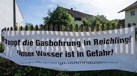 Der Protest gegen die geplanten Gasbohrungen in Oberbayern ebbt nicht ab - annähernd 35.000 Unterschriften fordern einen Stopp der umstrittenen Pläne. (Archivbild)  / Foto: Stefan Puchner/dpa