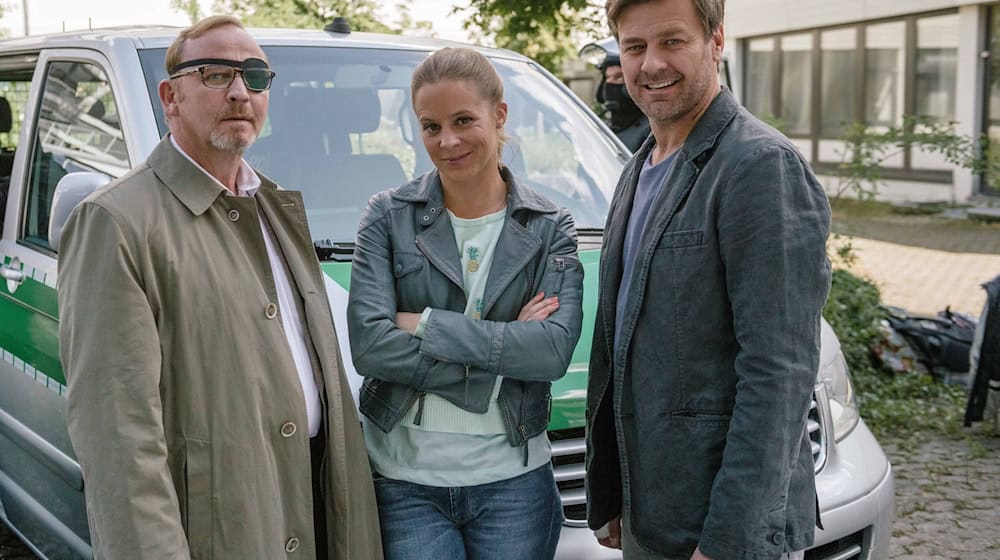 Die Kommissare Ludwig Schaller (l, Alexander Held), Harald Neuhauser (r, Marcus Mittermeier) und Angelika Flierl (Bernadette Heerwagen) ermitteln wieder.  / Foto: Hendrik Heiden/ZDF/dpa