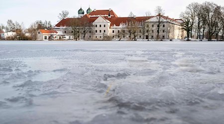 Am Kloster Seeon ist eine 100 Kilogramm schwere Bronzefigur gestohlen worden. (Archivbild)   / Foto: Peter Kneffel/dpa