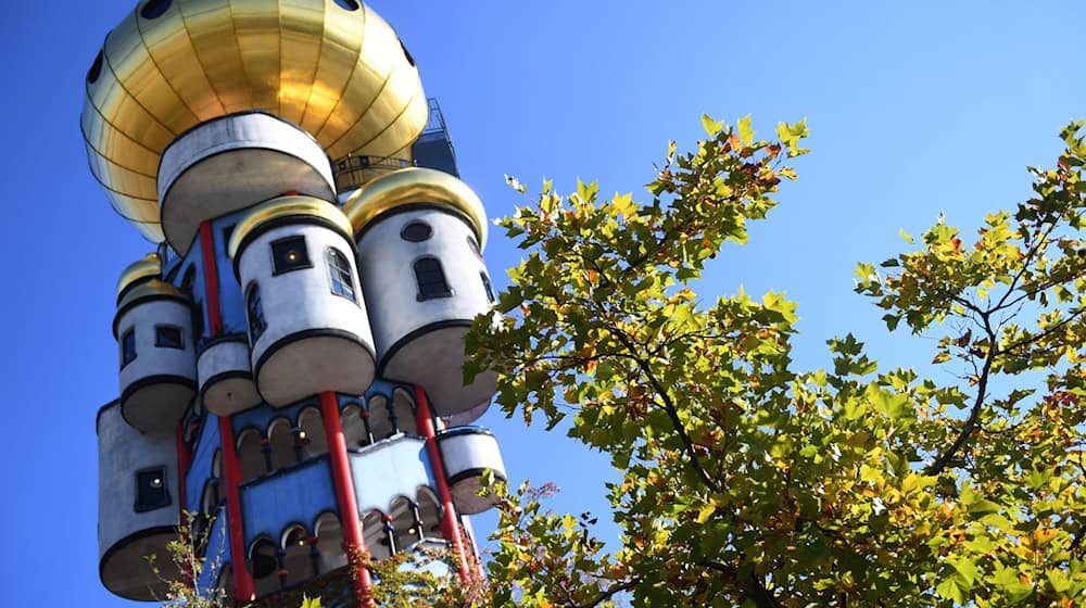 Bekannt war Hundertwasser für seine märchenhaften Architekturentwürfe - zum Beispiel der Kuchlbauer-Turm in Abensberg - ursprünglich von Friedensreich Hundertwasser erdacht und geplant. (Archivfoto) / Foto: Felix Hörhager/dpa