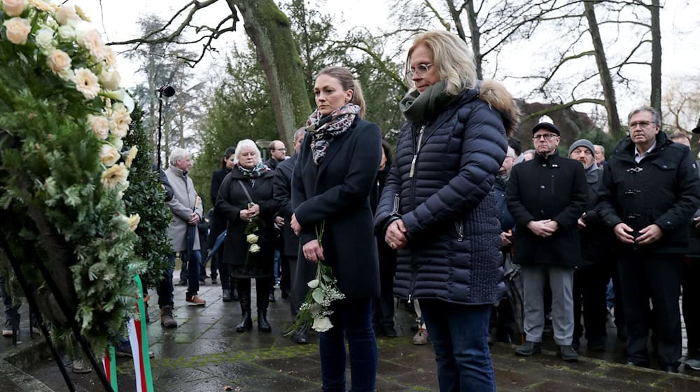 Andrea Lindholz (CSU, r) bei einer Kranzniederlegung nach dem tödlichen Angriff im Park.  / Foto: Daniel Löb/dpa