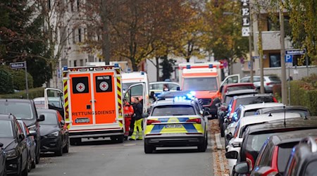 Ein 51-Jähriger soll in Nürnberg seine Lebensgefährtin mit einem Messer bedroht und angekündigt haben, sie «mitzunehmen». Daraufhin gab ein Polizist drei Schüsse auf den Mann ab und verletzte ihn tödlich. (Archivbild) / Foto: vifogra / Eberlein/vifogra/dpa