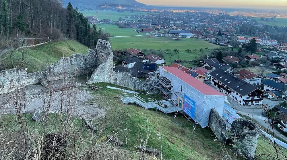 Die bei dem Extremunwetter im Juni 2024 beschädigte Mauer der Burg Falkenstein wird mit einem Gerüst geschützt und gestützt (undatierte Aufnahme). Im Laufe dieses Jahres soll der Wiederaufbau der Mauer beginnen.  / Foto: Landratsamt Rosenheim/dpa