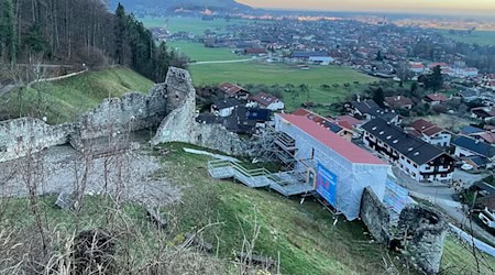 Die bei dem Extremunwetter im Juni 2024 beschädigte Mauer der Burg Falkenstein wird mit einem Gerüst geschützt und gestützt (undatierte Aufnahme). Im Laufe dieses Jahres soll der Wiederaufbau der Mauer beginnen.  / Foto: Landratsamt Rosenheim/dpa