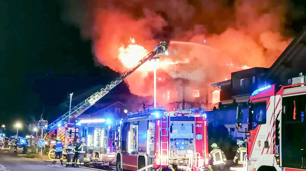 Sie helfen bei Tag und in der Nacht: Bayerns Feuerwehren. Doch nicht überall sind die Helfer bestmöglich ausgerüstet. (Illustration) / Foto: Franz Liss/EinsatzReport24/dpa