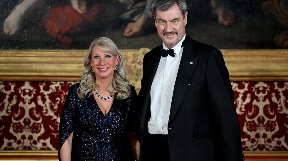 Der Bayerische Ministerpräsident Markus Söder und seine Frau Karin Baumüller-Söder zeigen sich beim Neujahrsempfang des Regierungschefs in der Münchner Residenz beim Defilee. / Foto: Felix Hörhager/dpa