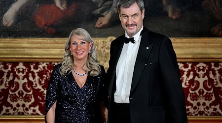 Der Bayerische Ministerpräsident Markus Söder und seine Frau Karin Baumüller-Söder zeigen sich beim Neujahrsempfang des Regierungschefs in der Münchner Residenz beim Defilee. / Foto: Felix Hörhager/dpa