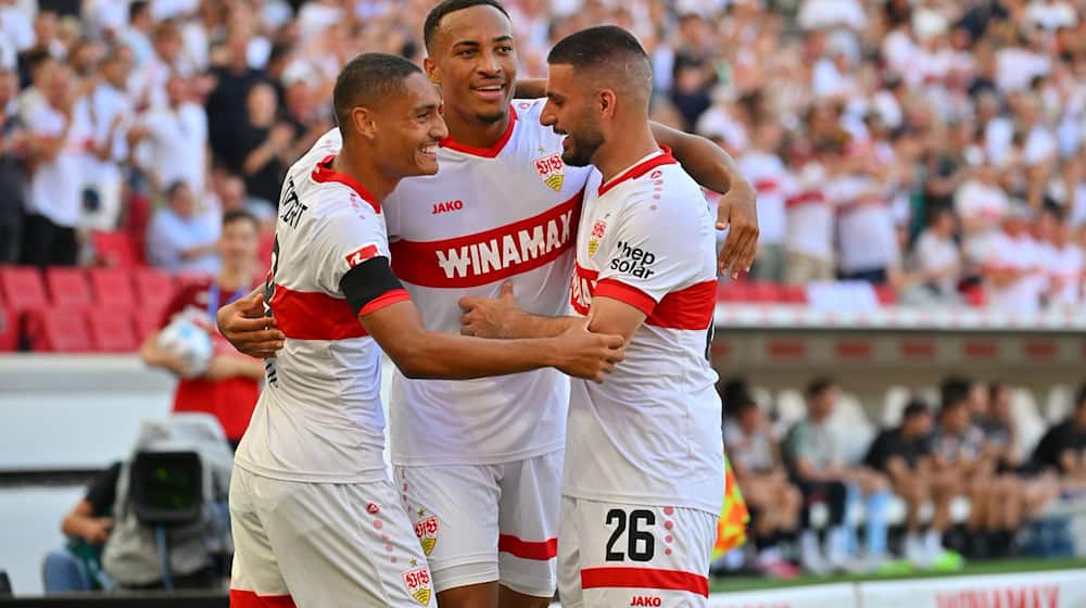 Wollen in Augsburg wieder zusammen jubeln: die VfB-Rückkehrer Deniz Undav (r.) und Jamie Leweling (M.) mit Spielmacher Enzo Millot. / Foto: Jan-Philipp Strobel/dpa