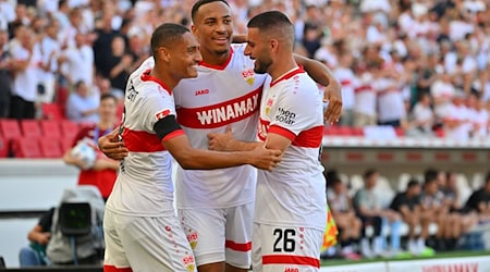 Wollen in Augsburg wieder zusammen jubeln: die VfB-Rückkehrer Deniz Undav (r.) und Jamie Leweling (M.) mit Spielmacher Enzo Millot. / Foto: Jan-Philipp Strobel/dpa