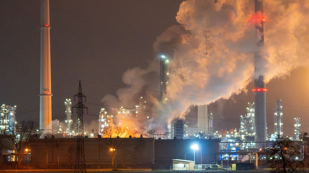 Noch ist unklar, wie hoch der Schaden nach dem Brand in der Raffinerie in Neustadt an der Donau ausfällt. (Archivbild) / Foto: Lars Haubner/NEWS5/dpa