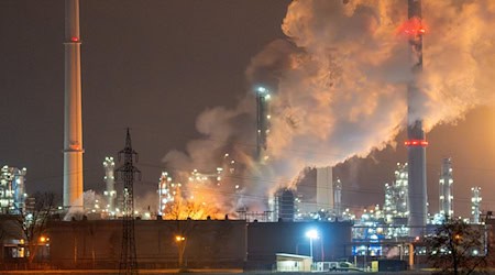 Noch ist unklar, wie hoch der Schaden nach dem Brand in der Raffinerie in Neustadt an der Donau ausfällt. (Archivbild) / Foto: Lars Haubner/NEWS5/dpa