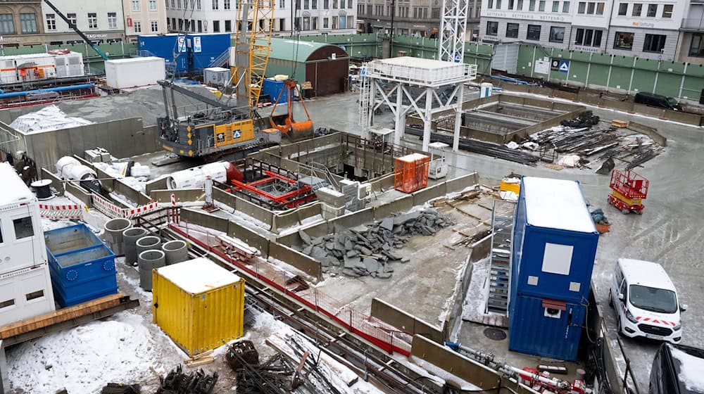 Die eigentliche Baustelle ist tief unter dem Boden: die neue S-Bahn-Haltestelle Marienhof in München (Archivbild). / Foto: Sven Hoppe/dpa