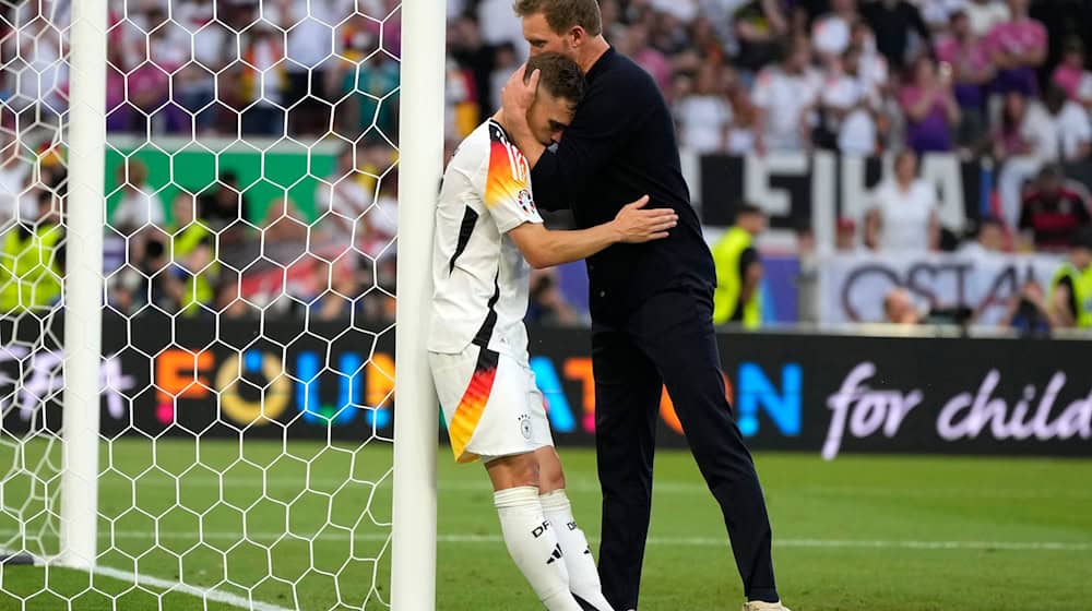 Bundestrainer Julian Nagelsmann tröstet Joshua Kimmich nach dem EM-Aus gegen Spanien. / Foto: Matthias Schrader/AP/dpa