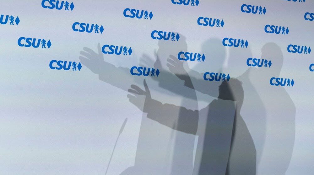 Eine neue Umfrage sieht die CSU in Bayern bei 42 Prozent. (Archivbild) / Foto: Peter Kneffel/dpa