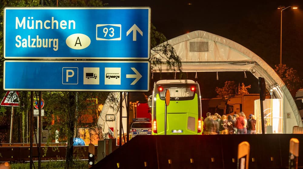 An der deutsch-österreichischen Landgrenze wird seit Herbst 2025 kontrolliert. Dauerhafte stationäre Grenzkontrollen sind im Schengen-Raum eigentlich nicht vorgesehen. Daher müssen sie spätestens nach sechs Monaten erneut bei der EU-Kommission notifiziert und begründet werden. / Foto: Peter Kneffel/dpa