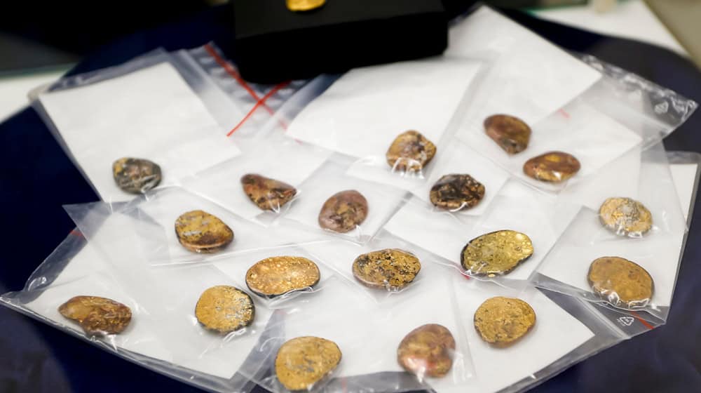 Sichergestellte Münzklumpen - präsentiert bei einer Pressekonferenz des Bayerischen Landeskriminalamts zu den Festnahmen im Fall des Manchinger Goldschatz-Diebstahls. (Archivbild) / Foto: Uwe Lein/dpa