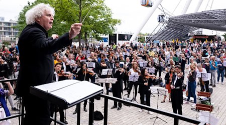 Instrumentalunterricht als Luxusgut? Das darf nicht sein, findet Stardirigent Simon Rattle.  / Foto: Sven Hoppe/dpa