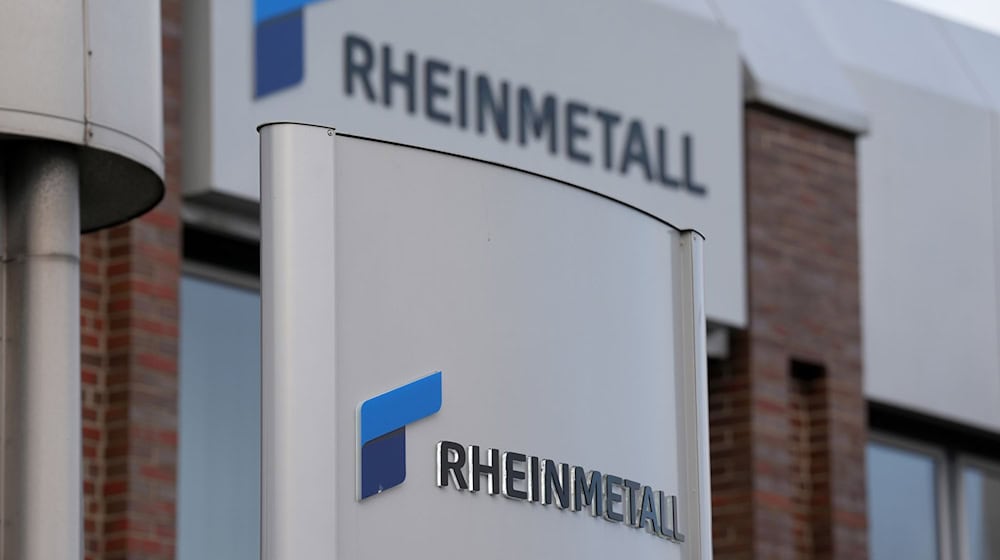 Blick auf das Firmenlogo von Rheinmetall am Unternehmensstandort in Flensburg. / Foto: Marcus Brandt/dpa