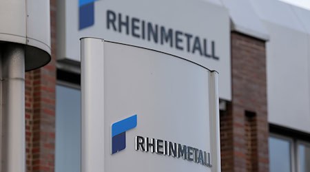 Blick auf das Firmenlogo von Rheinmetall am Unternehmensstandort in Flensburg. / Foto: Marcus Brandt/dpa