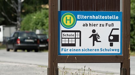 «Elterntaxis» sind selten gern gesehen. (Symbolbild) / Foto: Sebastian Kahnert/dpa