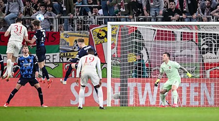 Matchwinner für Augsburg: Verteidiger Keven Schlotterbeck (l). / Foto: Harry Langer/dpa