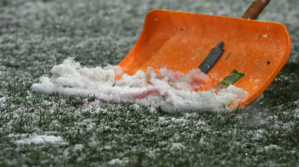 Rund um den Bundesliga-Klassiker Mönchengladbach gegen Bayern München muss ordentlich Schnee geschippt werden / Foto: picture alliance / dpa