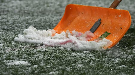 Rund um den Bundesliga-Klassiker Mönchengladbach gegen Bayern München muss ordentlich Schnee geschippt werden / Foto: picture alliance / dpa