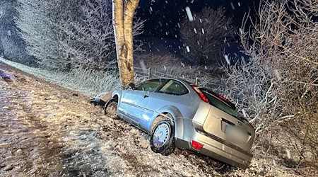 Ein Auto landet bei schneeglatter Fahrbahn an einem Baum.  / Foto: Klein/Vifogra/dpa