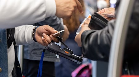 Aufgrund der gefundenen Geschosse im U-Bahnhof gehen die Ermittler davon aus, dass aus einer Luftdruckpistole auf die Kontrolleure geschossen wurde. (Symbolbild) / Foto: Daniel Karmann/dpa