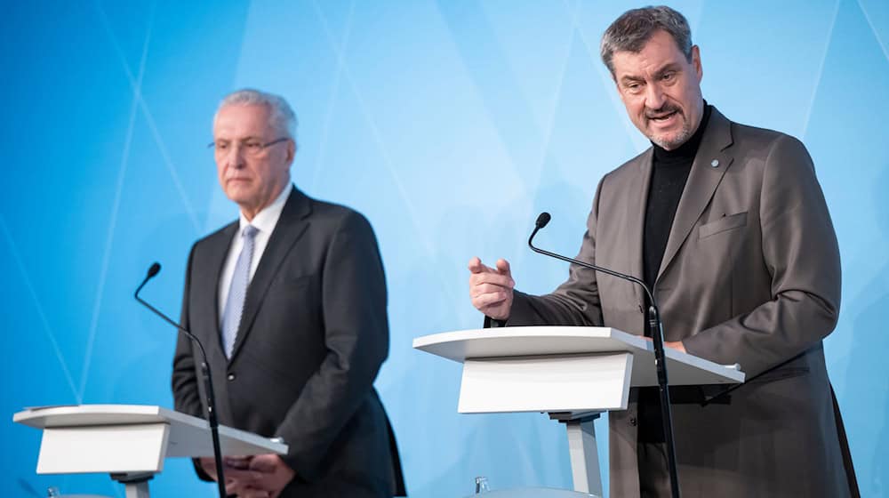 Bayerns Ministerpräsident Markus Söder (r, CSU) sagte nicht, welche Regeln konkret verschärft werden könnten.  / Foto: Lukas Barth/dpa