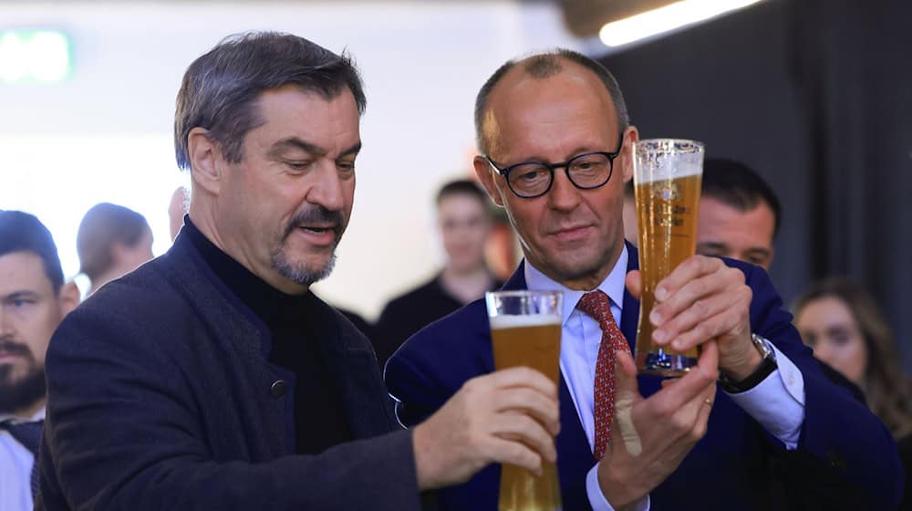 Weißbier und Blasmusik: Beim Besuch des bayerischen Ministerpräsidenten Markus Söder im Sauerland bei Friedrich Merz geht's zünftig zu. / Foto: Oliver Berg/dpa