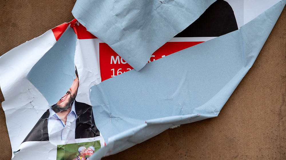 Ein zerstörtes Wahlplakat der SPD steht an einem Straßenrand. (Archivbild) / Foto: Sven Hoppe/dpa