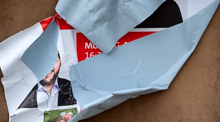 Ein zerstörtes Wahlplakat der SPD steht an einem Straßenrand. (Archivbild) / Foto: Sven Hoppe/dpa