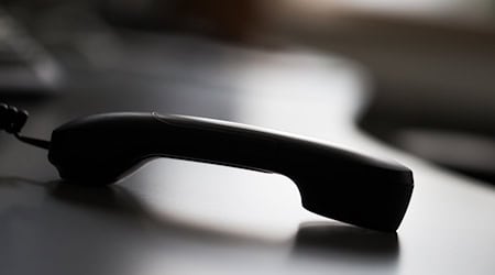 Die Telefonbetrüger überlisteten die Frau mit einer vermeintlichen Falle für die Täter. (Archivbild) / Foto: Rolf Vennenbernd/dpa
