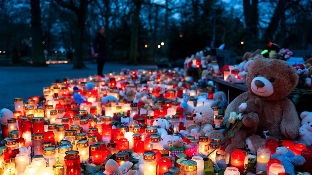 Mit angezündeten Kerzen zeigen die Menschen in Aschaffenburg ihre Trauer. / Foto: Jacob Schröter/dpa