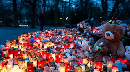 Mit angezündeten Kerzen zeigen die Menschen in Aschaffenburg ihre Trauer. / Foto: Jacob Schröter/dpa