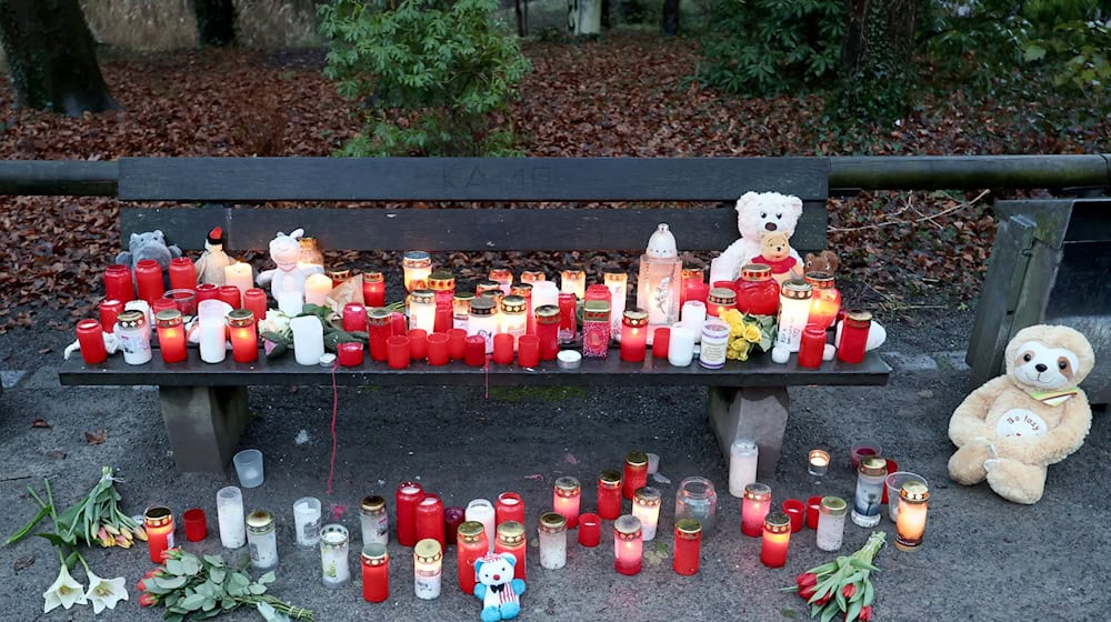 Mit Blumen, Kerzen und Kuscheltieren wird an die Opfer erinnert. / Foto: Daniel Löb/dpa
