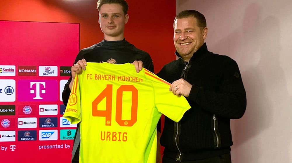 Jonas Urbig (l) präsentiert das Bayern-Trikot mit der Nummer 40 bei seiner Vorstellung mit Sportvorstand Max Eberl. / Foto: Klaus Bergmann/dpa