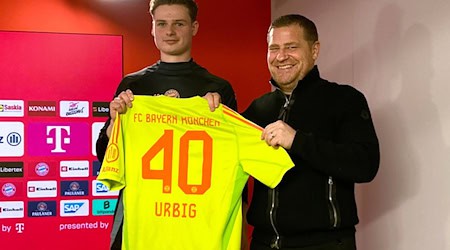 Jonas Urbig (l) präsentiert das Bayern-Trikot mit der Nummer 40 bei seiner Vorstellung mit Sportvorstand Max Eberl. / Foto: Klaus Bergmann/dpa