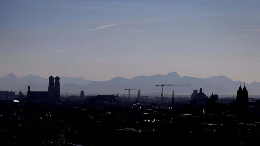 Die Skyline in München ist weitgehend frei von besonders hohen Gebäuden. (Archivbild) / Foto: Karl-Josef Hildenbrand/dpa