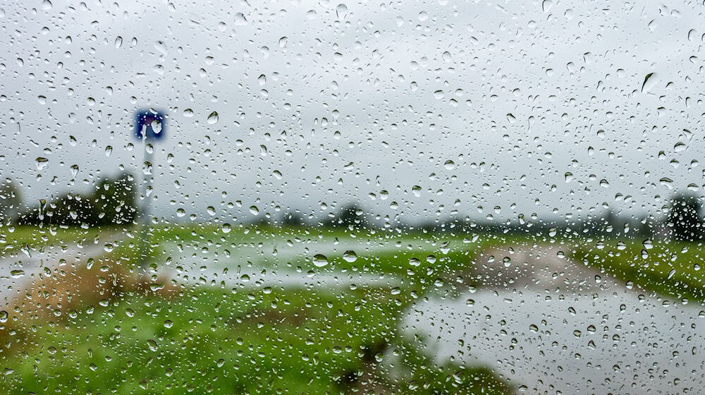 Regen und Schneeschmelze können in Franken zu Hochwasser führen. (Symbolbild) / Foto: Armin Weigel/dpa