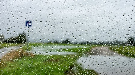 Regen und Schneeschmelze können in Franken zu Hochwasser führen. (Symbolbild) / Foto: Armin Weigel/dpa