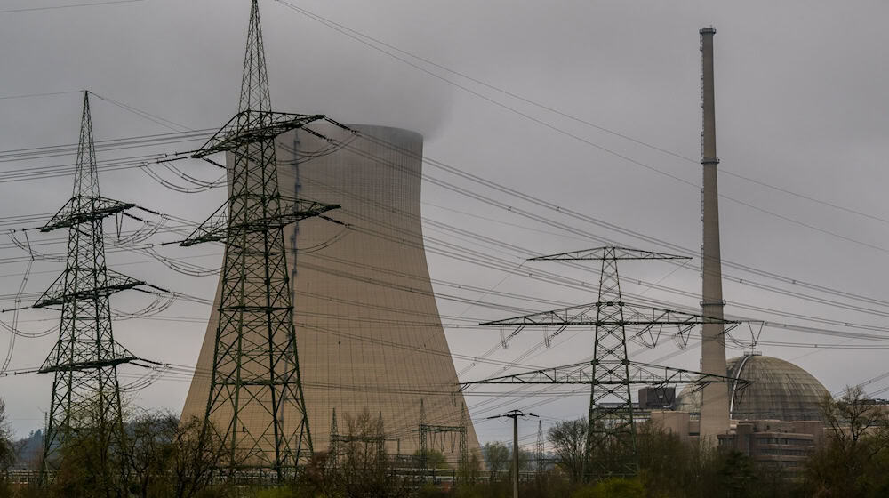 Die bayerische Staatsregierung würde am liebsten sofort wieder den abgeschalteten Atommeiler Isar 2 in Betrieb nehmen. Das ist aber weder praktisch noch rechtlich so einfach machbar. (Archivbild) / Foto: Peter Kneffel/dpa