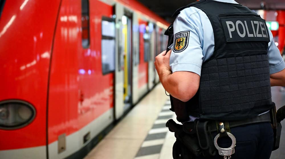 Wegen des Vorfalls am Samstag war unter anderem auch die Polizei am S-Bahnhof Marienplatz. (Symbolbild) / Foto: Sven Hoppe/dpa