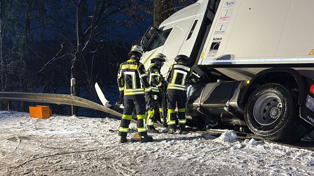 Ein Lkw hängt nach einem Unfall an der B300 bei Aiglsbach seitlich in der Böschung. In Bayern gingen witterungsbedingte Unfälle am Wochenende weitgehend glimpflich aus. / Foto: Schmelzer/vifogra/dpa